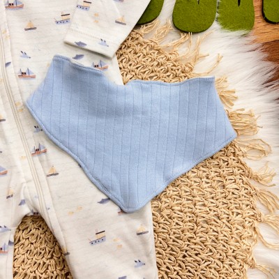 Kit 2 Macacões + Babador Bandana Navios e Canelado - Azul Claro e Off White